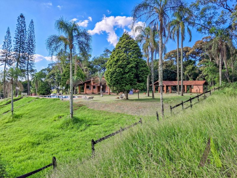 Sitio com fácil acesso e estrutura para criação de cavalos em São Roque!