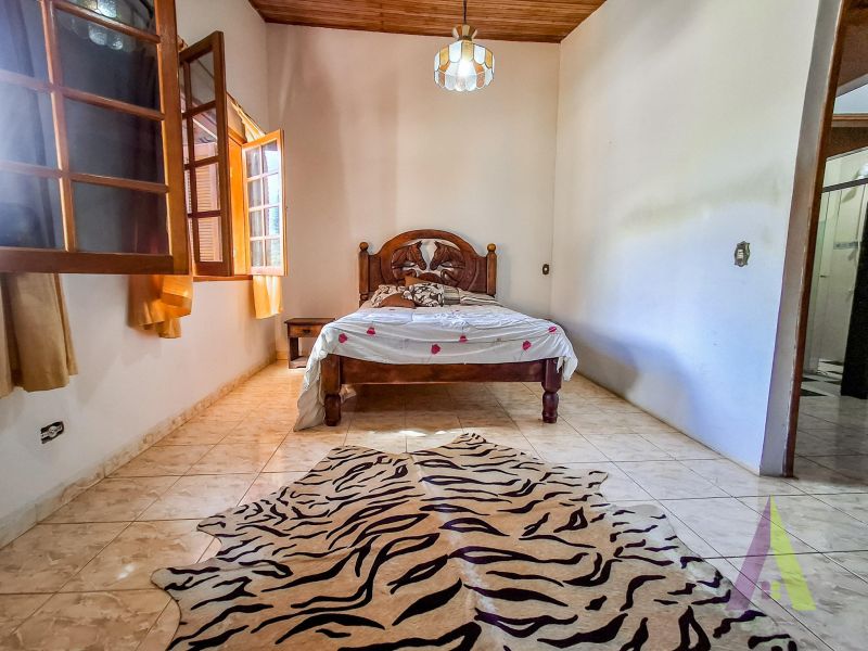 Sitio com fácil acesso e estrutura para criação de cavalos em São Roque!