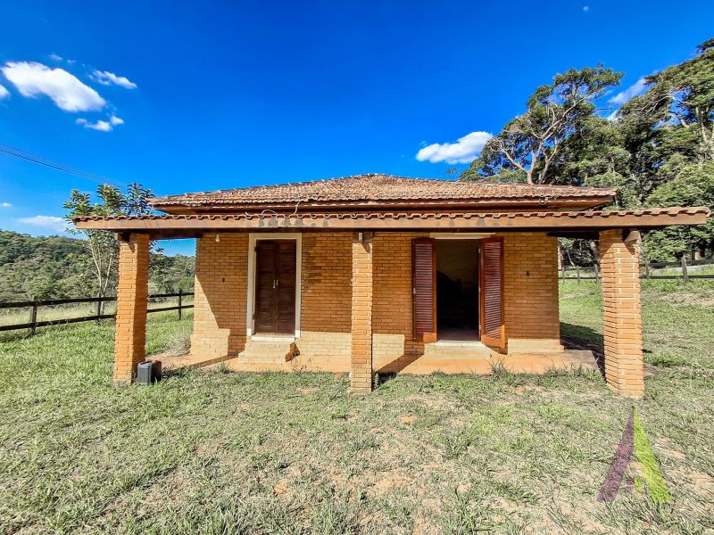 Sitio com fácil acesso e estrutura para criação de cavalos em São Roque!