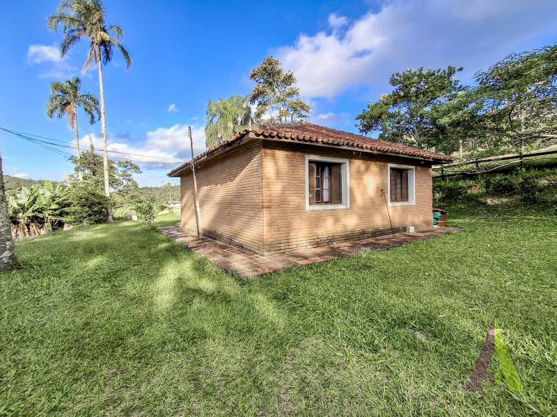 Sitio com fácil acesso e estrutura para criação de cavalos em São Roque!