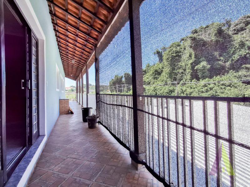 Casa com Terraço Próximo ao Centro de São Roque!