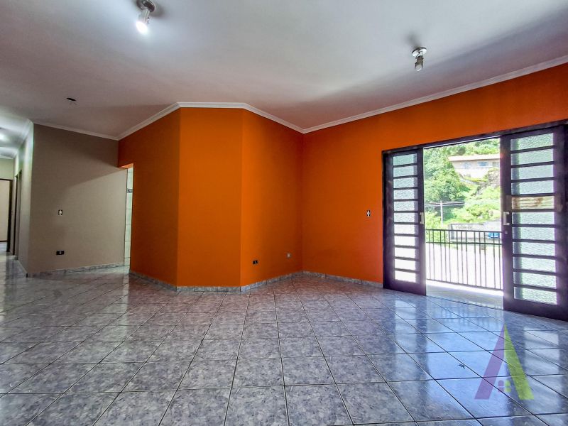 Casa com Terraço Próximo ao Centro de São Roque!