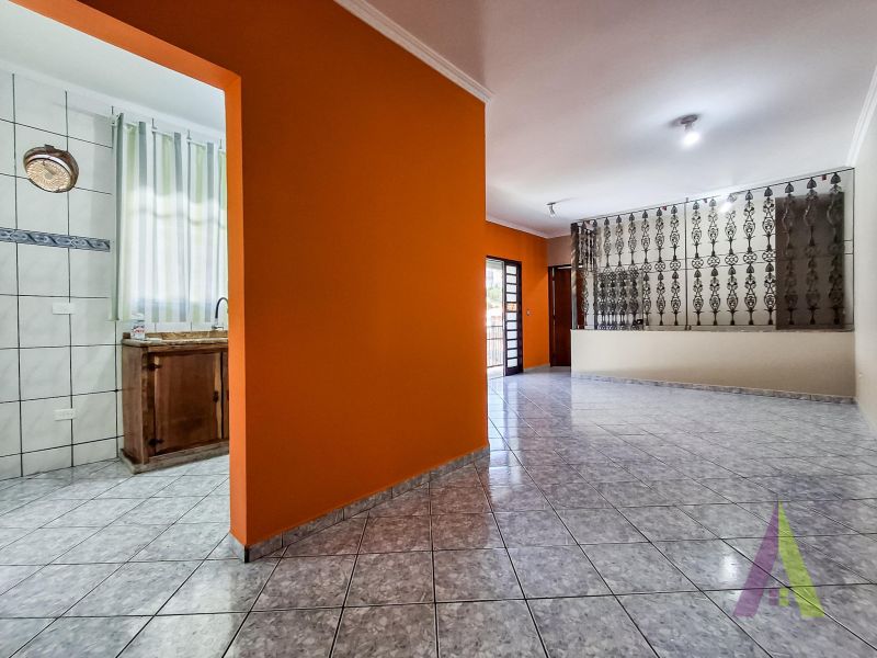 Casa com Terraço Próximo ao Centro de São Roque!