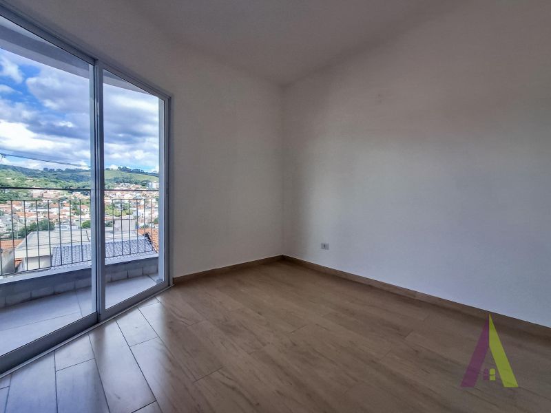 Apartamento com Varanda em Bairro Tradicional de São Roque!