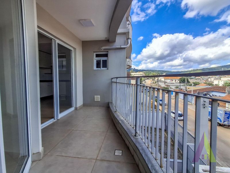 Apartamento com Varanda em Bairro Tradicional de São Roque!