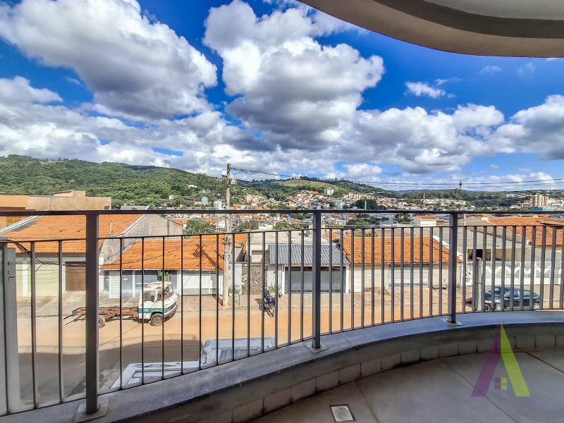 Apartamento com Varanda em Bairro Tradicional de São Roque!