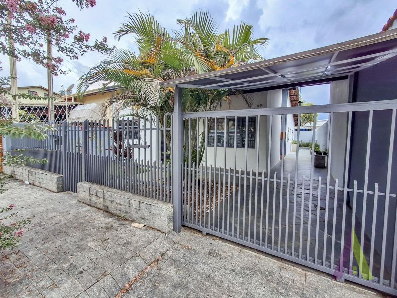 Casa Térrea Próxima a Avenida de Grande Fluxo em São Roque!