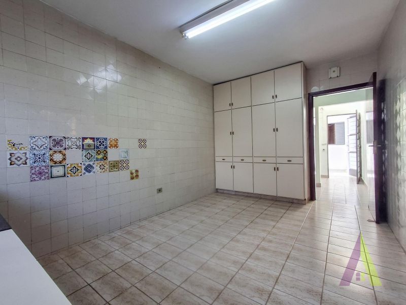 Casa Térrea Próxima a Avenida de Grande Fluxo em São Roque!