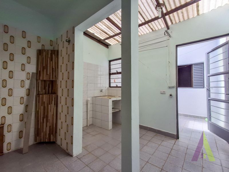 Casa Térrea Próxima a Avenida de Grande Fluxo em São Roque!