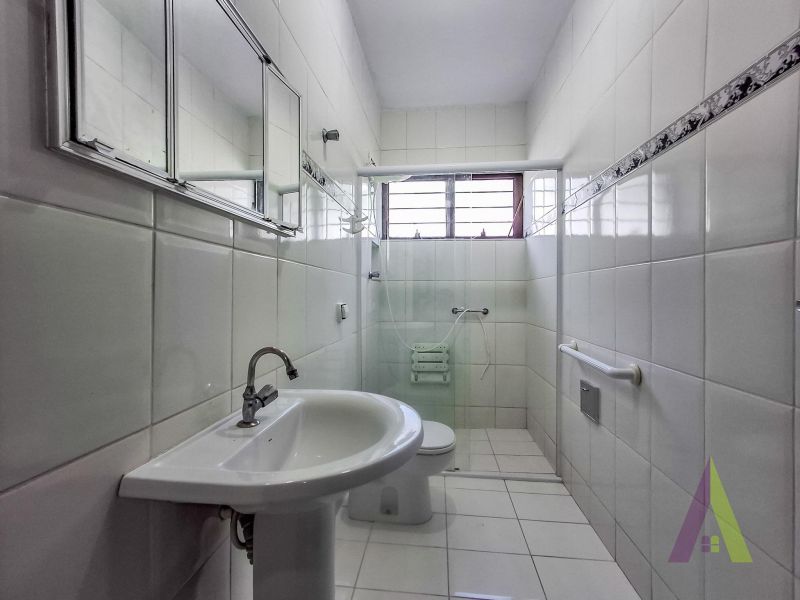 Casa Térrea Próxima a Avenida de Grande Fluxo em São Roque!