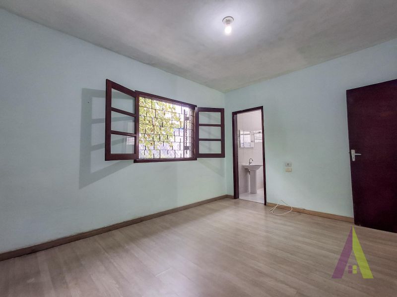 Casa Térrea Próxima a Avenida de Grande Fluxo em São Roque!