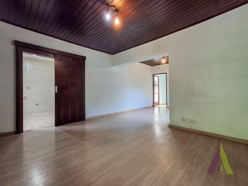 Casa Térrea Próxima a Avenida de Grande Fluxo em São Roque!