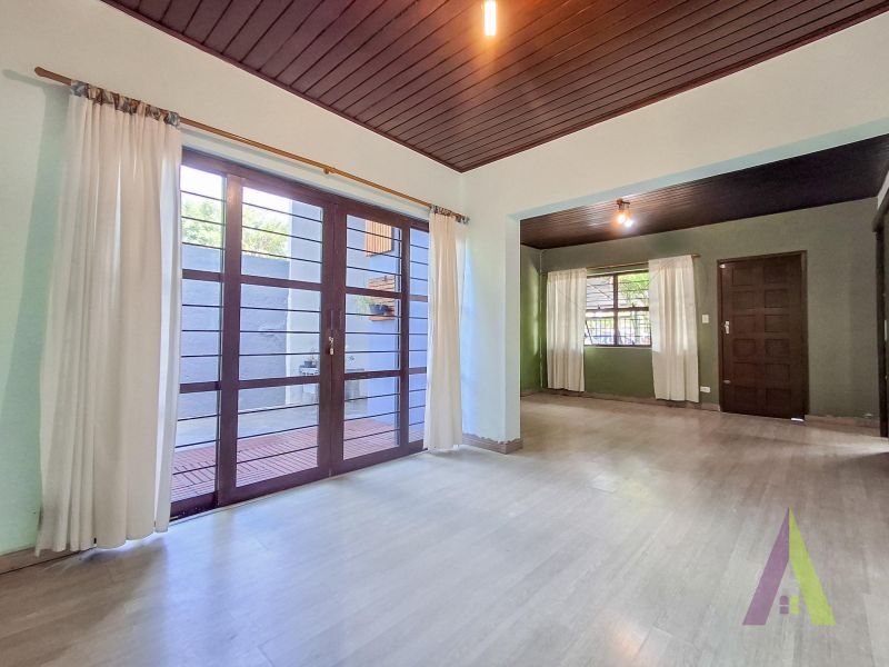 Casa Térrea Próxima a Avenida de Grande Fluxo em São Roque!