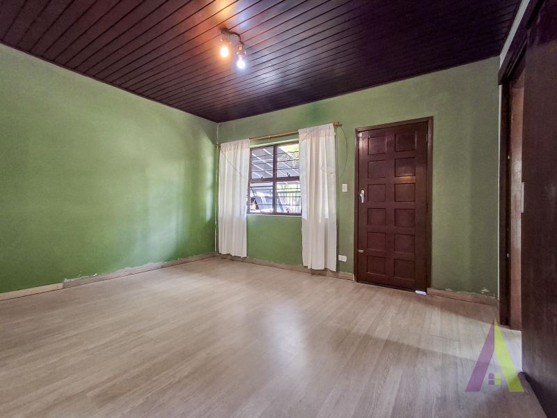 Casa Térrea Próxima a Avenida de Grande Fluxo em São Roque!