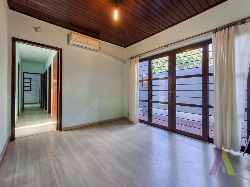 Casa Térrea Próxima a Avenida de Grande Fluxo em São Roque!