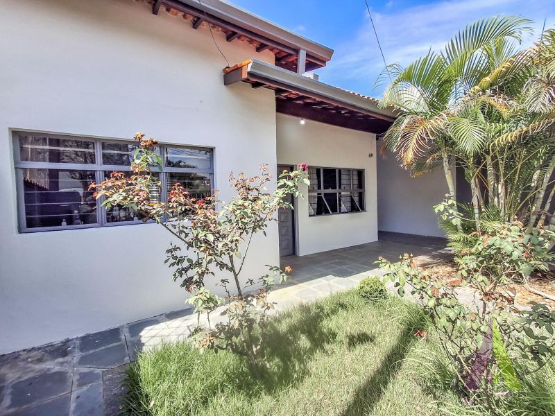 Casa Térrea Próxima a Avenida de Grande Fluxo em São Roque!