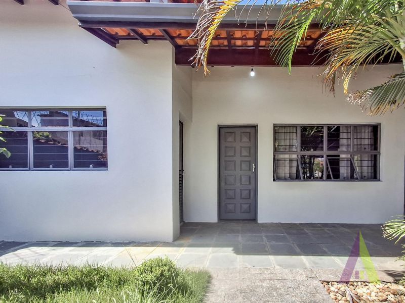 Casa Térrea Próxima a Avenida de Grande Fluxo em São Roque!