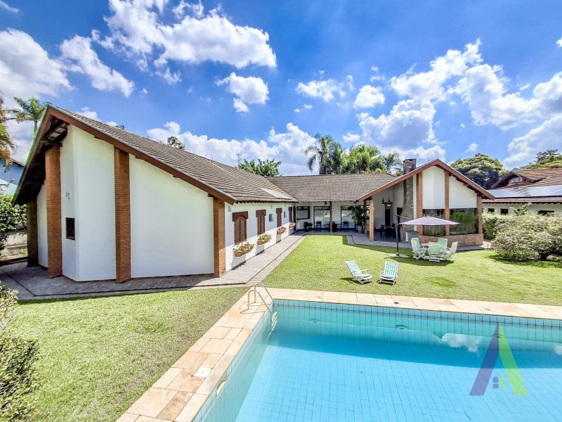 Casa terrea em condominio com excelente localização em São Roque!