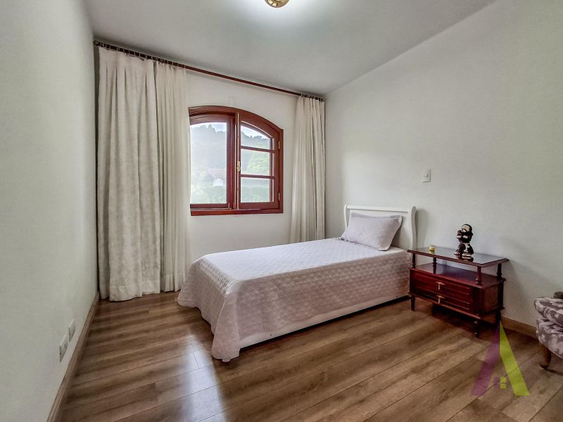 Casa terrea em condominio com excelente localização em São Roque!