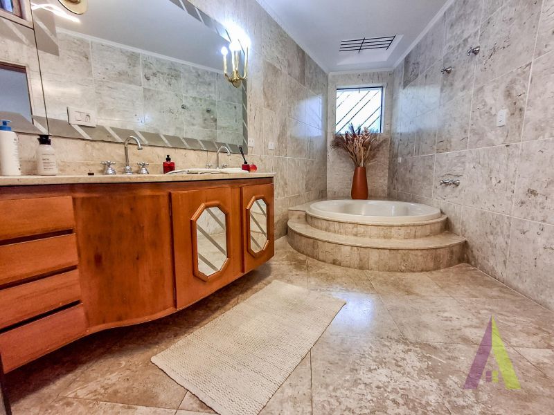 Casa terrea em condominio com excelente localização em São Roque!