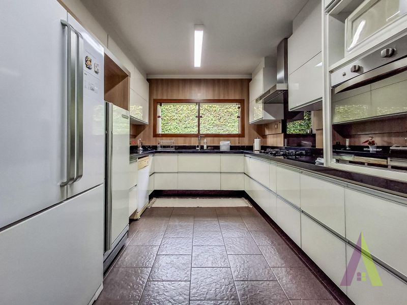 Casa terrea em condominio com excelente localização em São Roque!