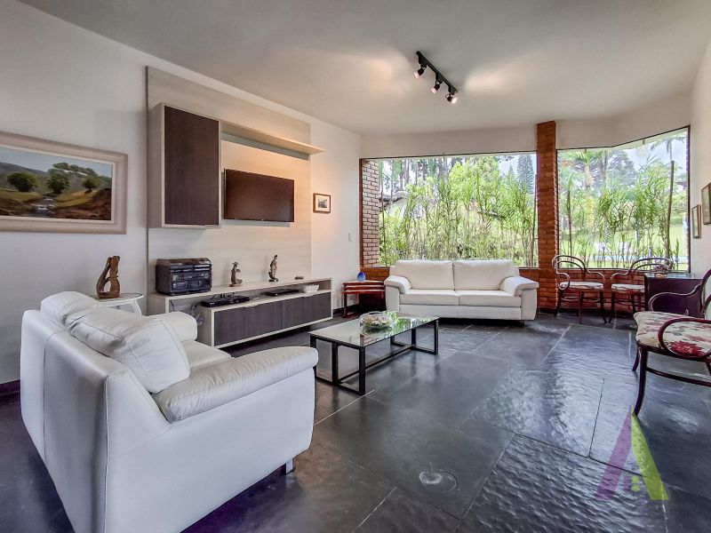 Casa terrea em condominio com excelente localização em São Roque!