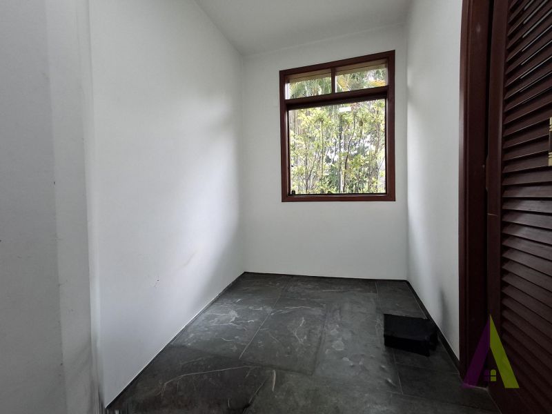 Casa terrea em condominio com excelente localização em São Roque!