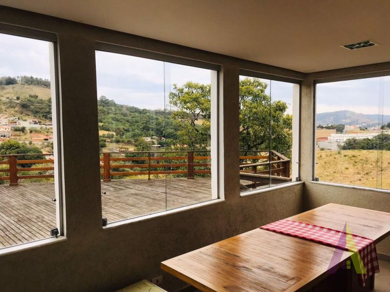 Mansão Magnifica em Condomínio em São Roque! 