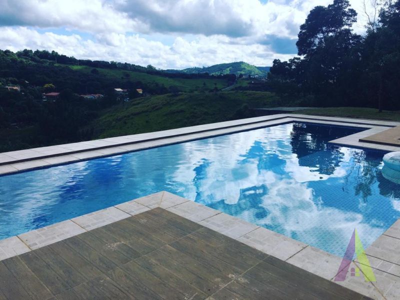 Mansão Magnifica em Condomínio em São Roque! 