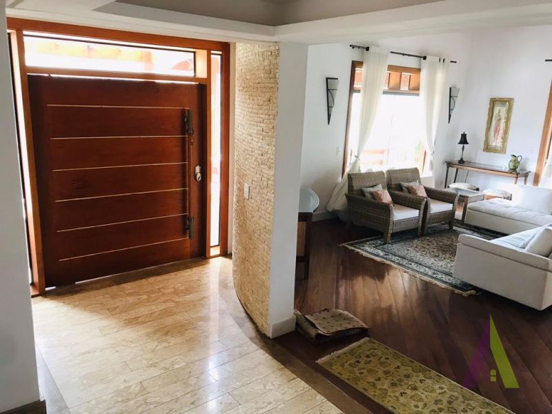 Mansão Magnifica em Condomínio em São Roque! 