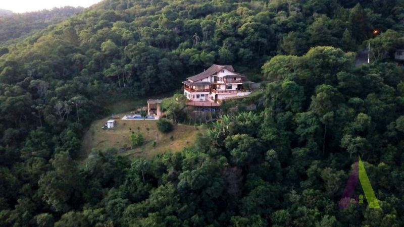 Mansão Magnifica em Condomínio em São Roque! 