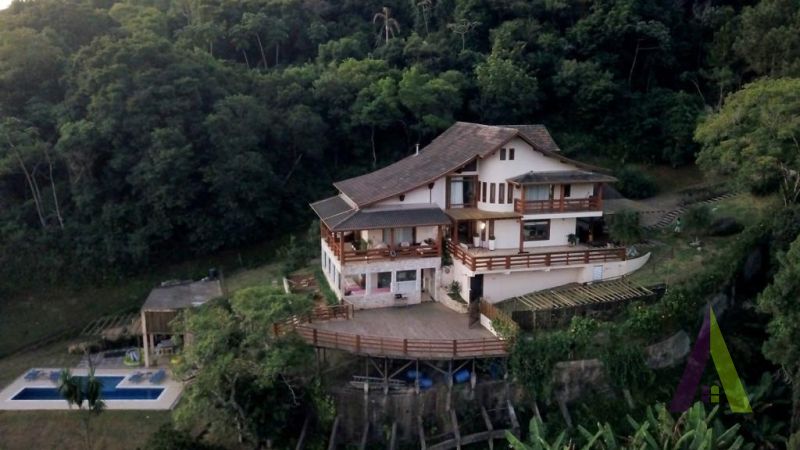 Mansão Magnifica em Condomínio em São Roque! 