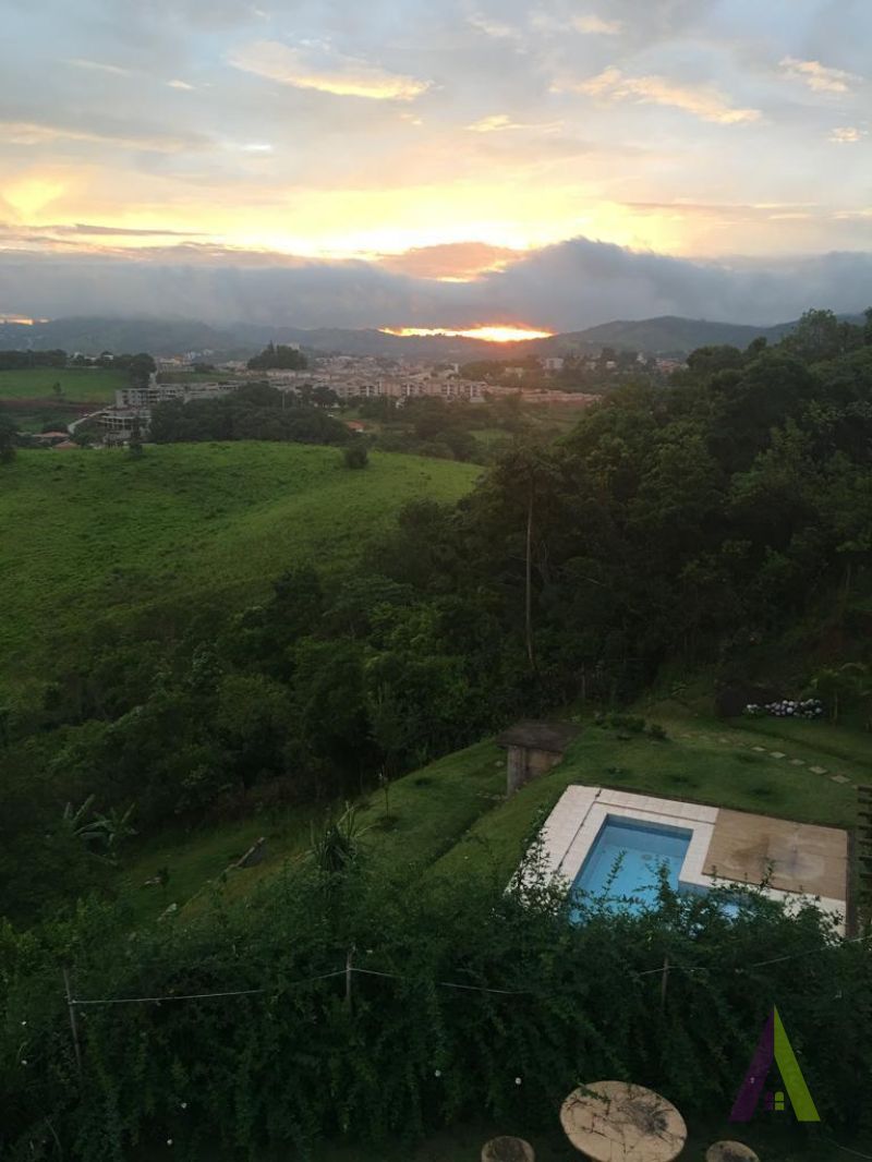 Mansão Magnifica em Condomínio em São Roque! 