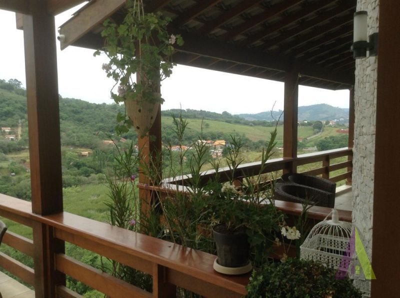 Mansão Magnifica em Condomínio em São Roque! 