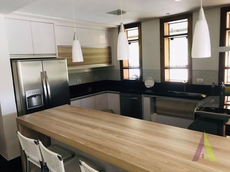 Mansão Magnifica em Condomínio em São Roque! 