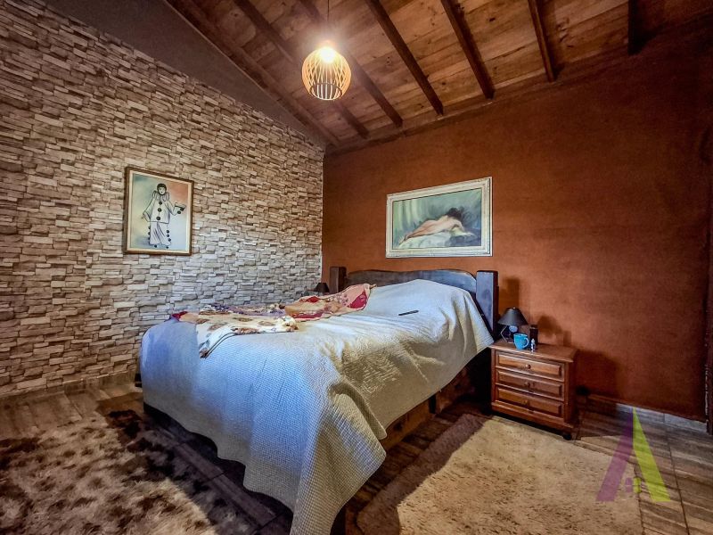 Sitio com nascente de agua e cercado por natureza em São Roque!