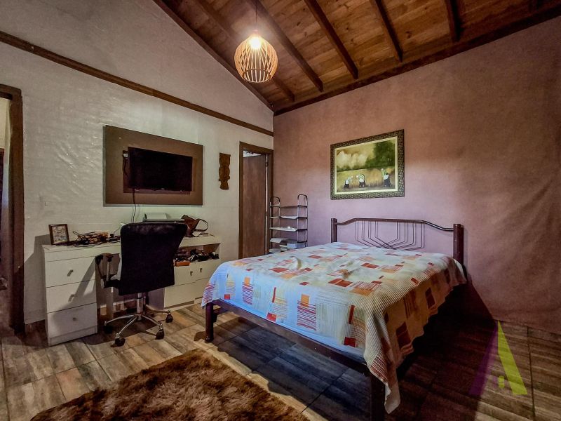 Sitio com nascente de agua e cercado por natureza em São Roque!