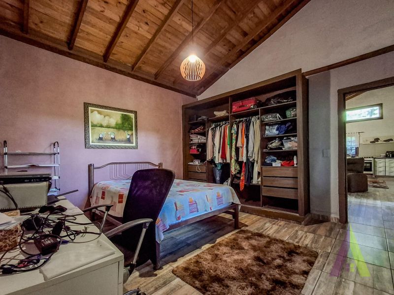 Sitio com nascente de agua e cercado por natureza em São Roque!