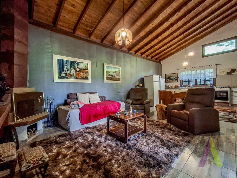 Sitio com nascente de agua e cercado por natureza em São Roque!