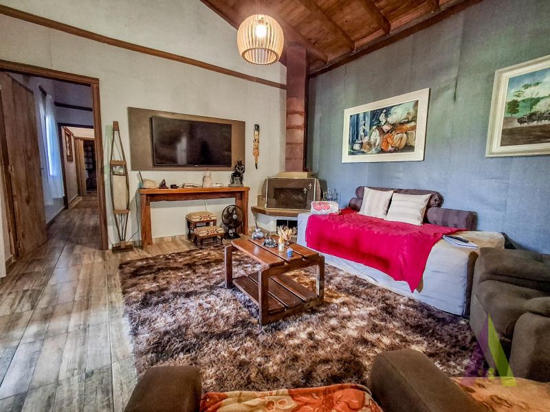 Sitio com nascente de agua e cercado por natureza em São Roque!