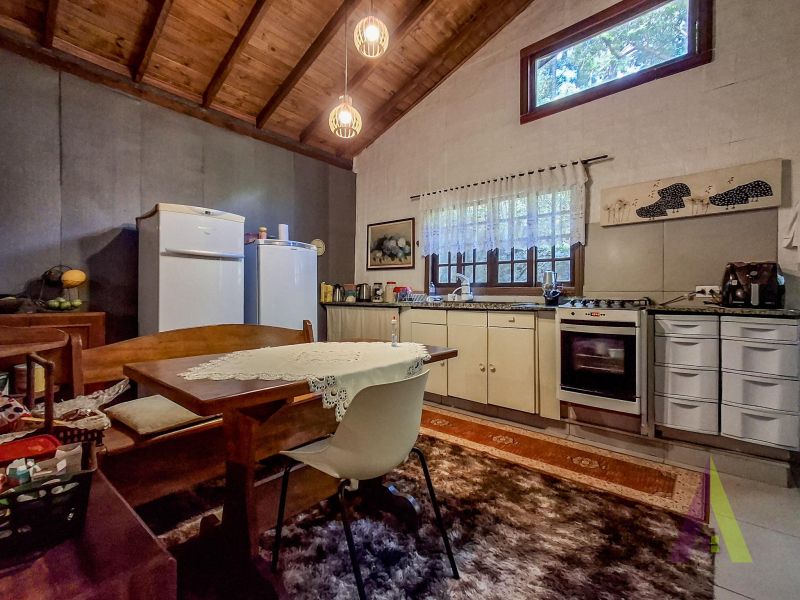 Sitio com nascente de agua e cercado por natureza em São Roque!