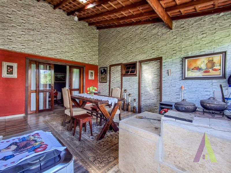 Sitio com nascente de agua e cercado por natureza em São Roque!