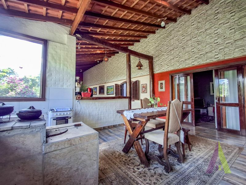 Sitio com nascente de agua e cercado por natureza em São Roque!