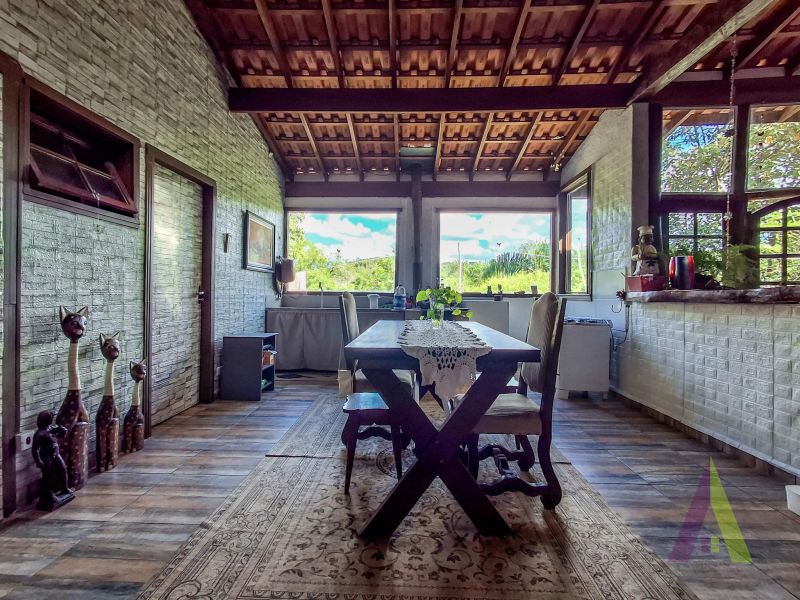 Sitio com nascente de agua e cercado por natureza em São Roque!