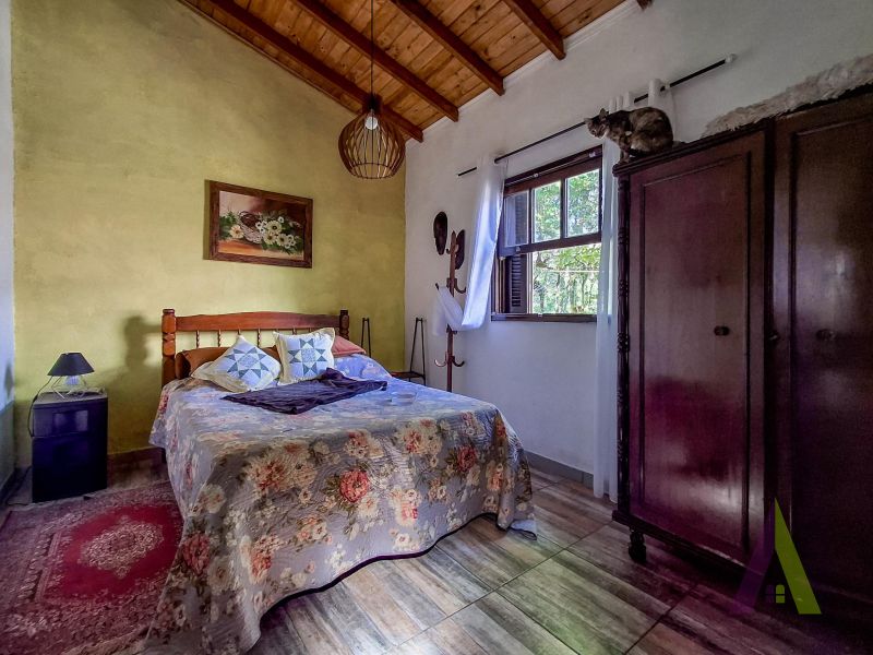 Sitio com nascente de agua e cercado por natureza em São Roque!