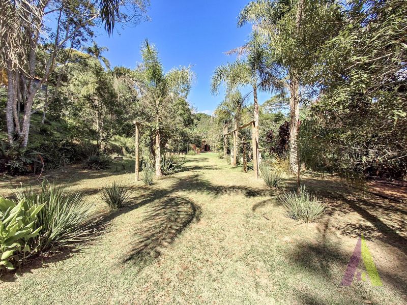 Sitio com nascente de agua e cercado por natureza em São Roque!