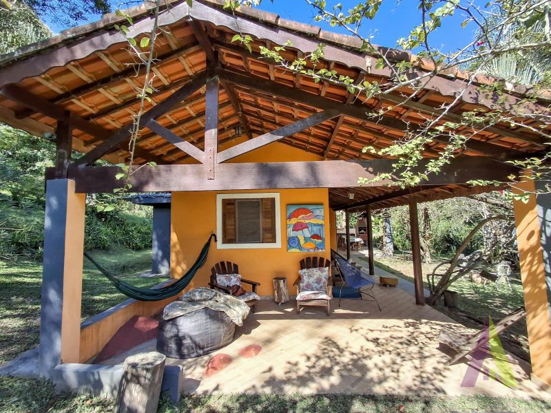 Sitio com nascente de agua e cercado por natureza em São Roque!