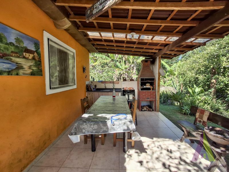 Sitio com nascente de agua e cercado por natureza em São Roque!