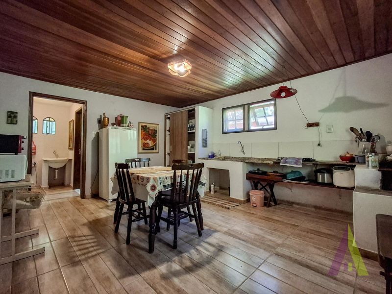 Sitio com nascente de agua e cercado por natureza em São Roque!