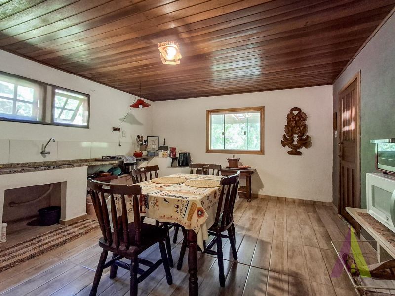 Sitio com nascente de agua e cercado por natureza em São Roque!